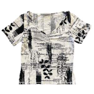 Trendig tshirt från Kapphal i perfekt skick🫶Den är i storlek S, men tyget är stretchig💗  Kolla gärna in mina andra annonser💋