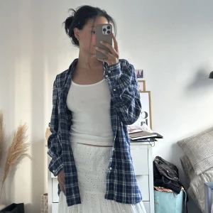 En snygg rutig skjorta💙 - Säljer en helt oanvänd rutig skjorta från Brandy Melville💙 ( lånade bilder från hemsidan) 