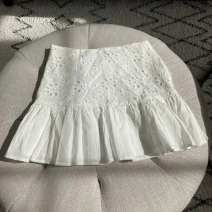 Volangkjol - Säljer denna eftertraktade kjol från Sinsay, superfin i nyskick. Slutsåld. I storlek xxs men även xs/s kan ha den. Hör av er vid frågor, det går bra att bara trycka på köp nu också