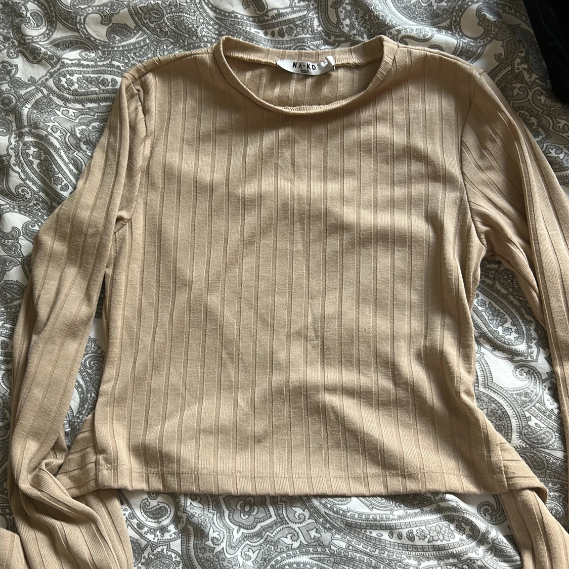 Långärmad topp med knytskärp bak - 90