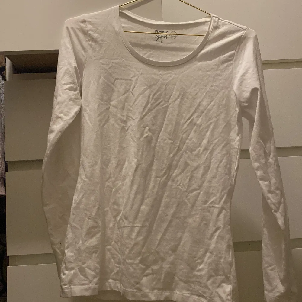 En vanlig vit tröja, kommer inte ihåg vad jag köpte den❤️TRYCK INTE PÅ KÖP NU!. Toppar.