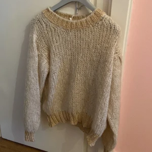 Stickad tröja  - Säljer denna tröja som jag köpt från Sellpy men aldrig använt den. Från sixtydays🌟