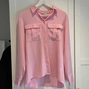 Tunn skjorta rosa - Tunn skön skjorta från weekday i storl S, oanvänd så har endast hängt i gaderoben länge! 