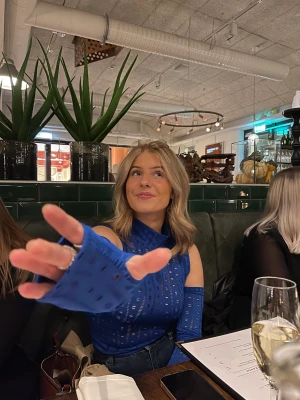 Jaded London top - Blå hålig top med långa armar från jaded london, ny pris ca 1000kr 