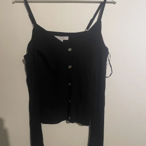 Off-shoulder topp - Oanvänd off-shoulder topp med lapparna kvar! 