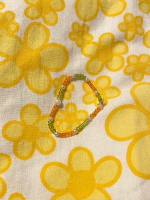 Armband/ Bracelets - Bild 1: 2 färgat med vita intryck.  Bild 2: vit med genomskinliga intryck med skalle och nyckel (finns i andra färger) Bild 3: simpel 2 färgad (Du som kund får självklart välja färger själv)