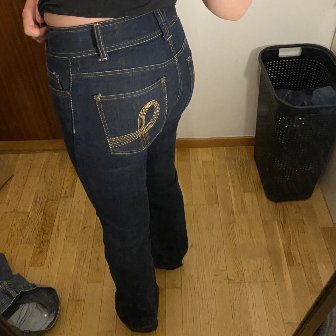 Snygga bootcut lowrise/midrise jeans - 90