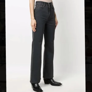 Acne Studios 1990 - Använda ca 3 gånger.  Jättebra skick, inga fläckar  Modell 1990, washed black 