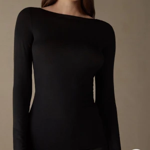 Intimissimi-tröja - Säljer mina två tröjor från intimissimi, en beige & en svart. Går bra att antingen köpa båda eller en av dem 💕Priset är för båda. 