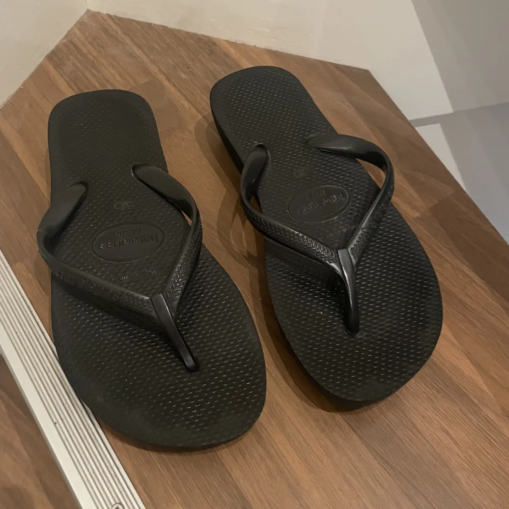 Svarta enkla flipflops med liten ”klack”. Nypris 159kr. Skor.