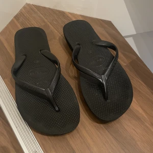 Flipflops med klack - Svarta enkla flipflops med liten ”klack”. Nypris 159kr