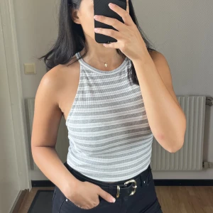 Glittrig topp - Glittrig topp/linne i grå/vit från Bikbok. Är i storlek S men passar även XS 🤍 