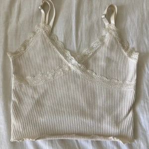 Spetslinne💘 - Ett gulligt och somrigt linne, funkar till allt och perfekt som basisk plagg⭐️Kom privat för bättre bilder eller frågor. Använd inte ”köp nu” !