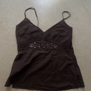 Brun topp - Säljer denna jättefina bruna toppen eftersom den är för stor för mig vid brösten och är som xs. 