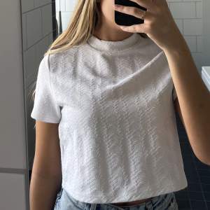 Vit Crop top i lite mer ordentligt/tjockt material som gör att den känns lite dyrare. I perfekt skick, endast använd ett fåtal ggr