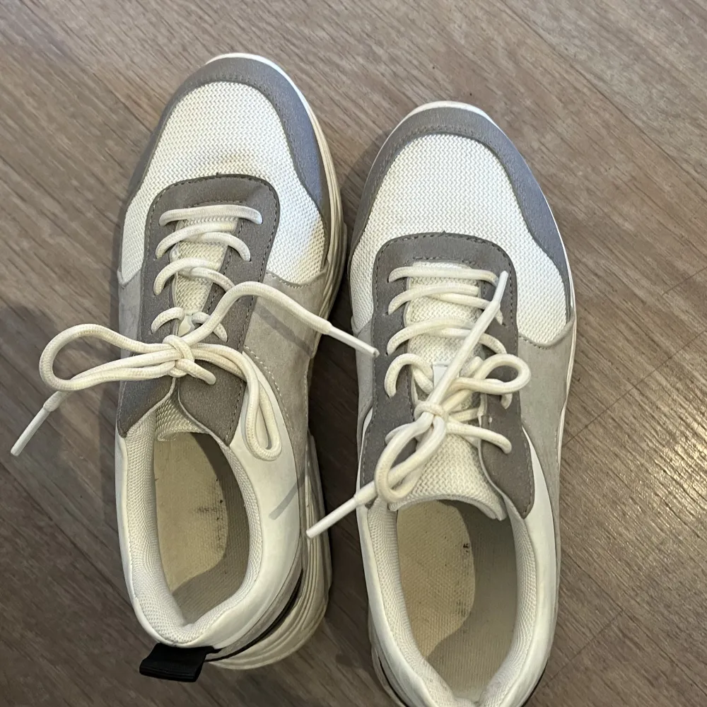 Sneakers från DinSko. Använd några gånger men lite rengöring på sulan så är dom som nya ✨  Storlek 38 (Normal i storleken) . Skor.