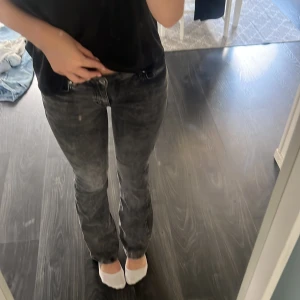 Gråa bootcut jeans  - Säljer dessa för jag inte använder dessa. Det är använda två gånger 