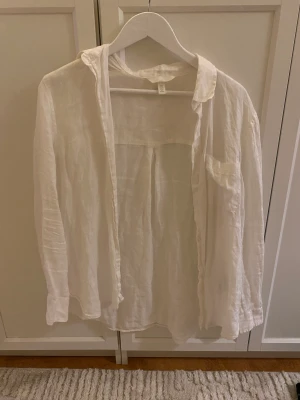 Linneskjorta - Vit skjorta i 100% linne! Den är lite oversize.