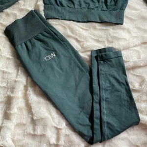 ICIW Leggings Jungle green - Säljer mina träningstights från ICANIWILL i färgen jungle green. Stl S. 