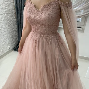 Festklänning - Klänningen är använd endast en kväll. Inga brister någonstans. Strl 34/36. Om fler bilder så önskas så är det bara att skriva. 💕kan mötas upp eller frakta men då betalar man för frakten själv! 