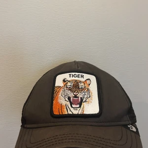 The Farm keps - 6/10 skick. 1 år gammal ish. Nypris:450kr