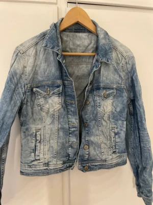 Jeansjacka - Jeansjacka från Zara i storlek M-L. Den är typ ombre då den har olika nyanser av blå. 