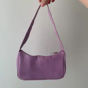 En ljuslila handväska jag köpte förra sommaren☺️ Använt fåtal gånger och är i bra skick🫶🏼Vet inte var jag köpt den❤️