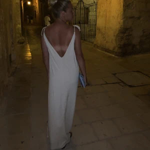 Klänning - Jättefin klänning med djup rygg från HM i fint skick. Frakt tillkommer! 