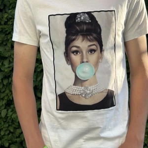 Limitato T Shirt  - Halloj, säljer nu denna grymt snygga T Shirt från Limitato. T Shirten är sparsamt använd och har inga defekter,nyskick.  T shirten är i strl XS men passar den med storlek S sjukt bra då de är större i storlekarna. Priset är ej hugget Retail: 1.799  //Axel