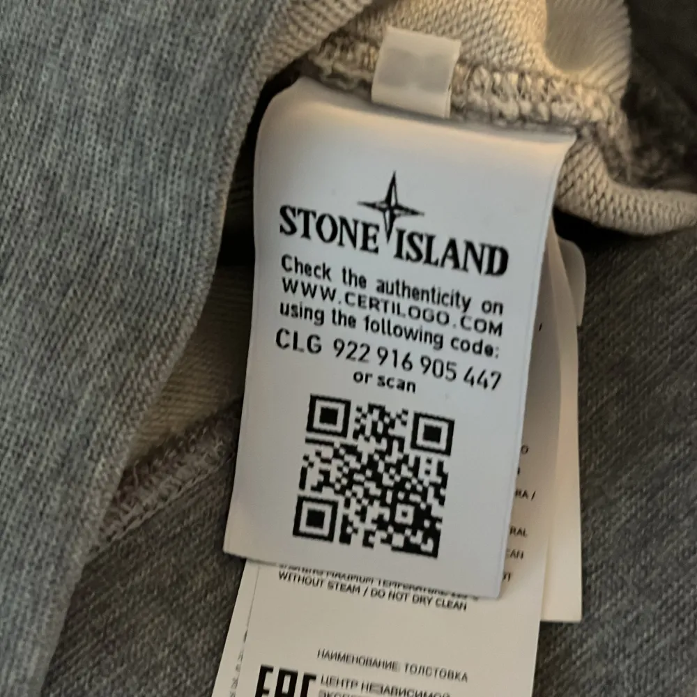 Säljer min grå Stone Island sweatshirt i storlek S, den har varit använd 2 gånger. Köparen stor för frakten. Tröjor & Koftor.