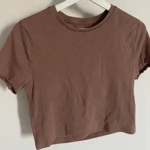 Söt brun ribbad tshirt med snygg detalj på ärmen, från Bikbok och endast använd ett par gånger 💞 Storlek L men passar som en M