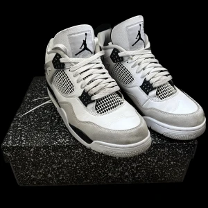 Jordan 4 Military Black - Skorna har används mycket sparsamt och ofta rengjorts efter användning.  Skick: 8/10 Skriv för mer info/bilder! Vid stort intresse kanske jag startar en budgivning 