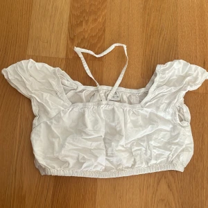 Vit Zara topp - Säljer denna vita toppen från Zara i storlek 152💓🫶🏼 har används 3 ggr säljer för att de riktigt inte e min stil! Det är en croppad top❤️ ni får buda💓