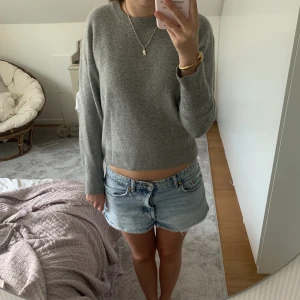 Kashmir tröja  - Säljer denna superfina Kashmir tröjan från Wera pågrund av att den inte kommer till användning. Älskar denna tröja! Perfekt nu att dra över på en sommar kväll. Använd ett fåtal gånger och är i toppen skick. Köpt för 1500 ❤️