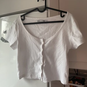 Topp från Lager 157 - Säljer denna gulliga topp från Lager 157 då den aldrig kommer till användning🤎 köpt förra sommaren men har inte använts en endaste gång!🤎 Storlek S🤎 Hör av dig vid frågor!🤎