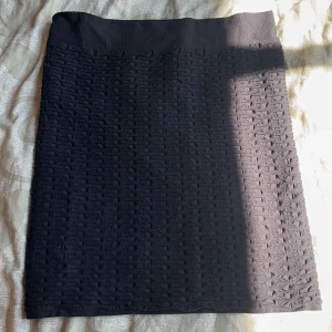 Kjol  - Svart tajt kjol🫶🏼 från vero moda och går att sjystara längd enkelt genom att vika💓formas dessutom väldigt snyggt efter kroppen och är väldigt strechig❤️ passar mig som har S men skulle lika gärna kunna användas om man har xs/M eller liknande💗💕