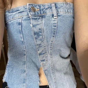 Jeans topp - Jeans topp från Zara. Använt en gång. Asymetrisk så går att ha på sig på olika sätt🫶🏼