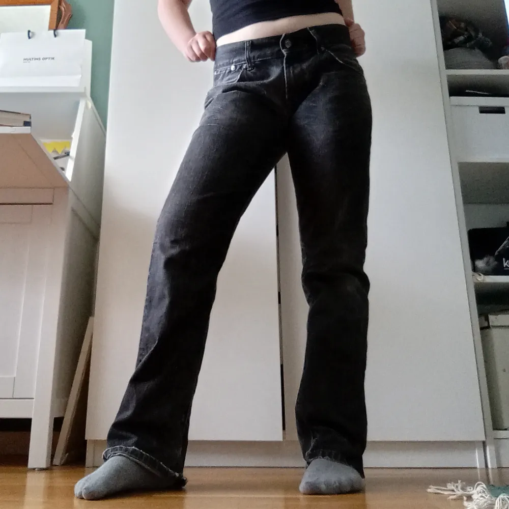 Vintage lågmidjade baggy jeans, så snygg wash och lite slitna.  Midjemått: ca 88 cm. Innerbenslängd: ca 80 cm <3. Jeans & Byxor.