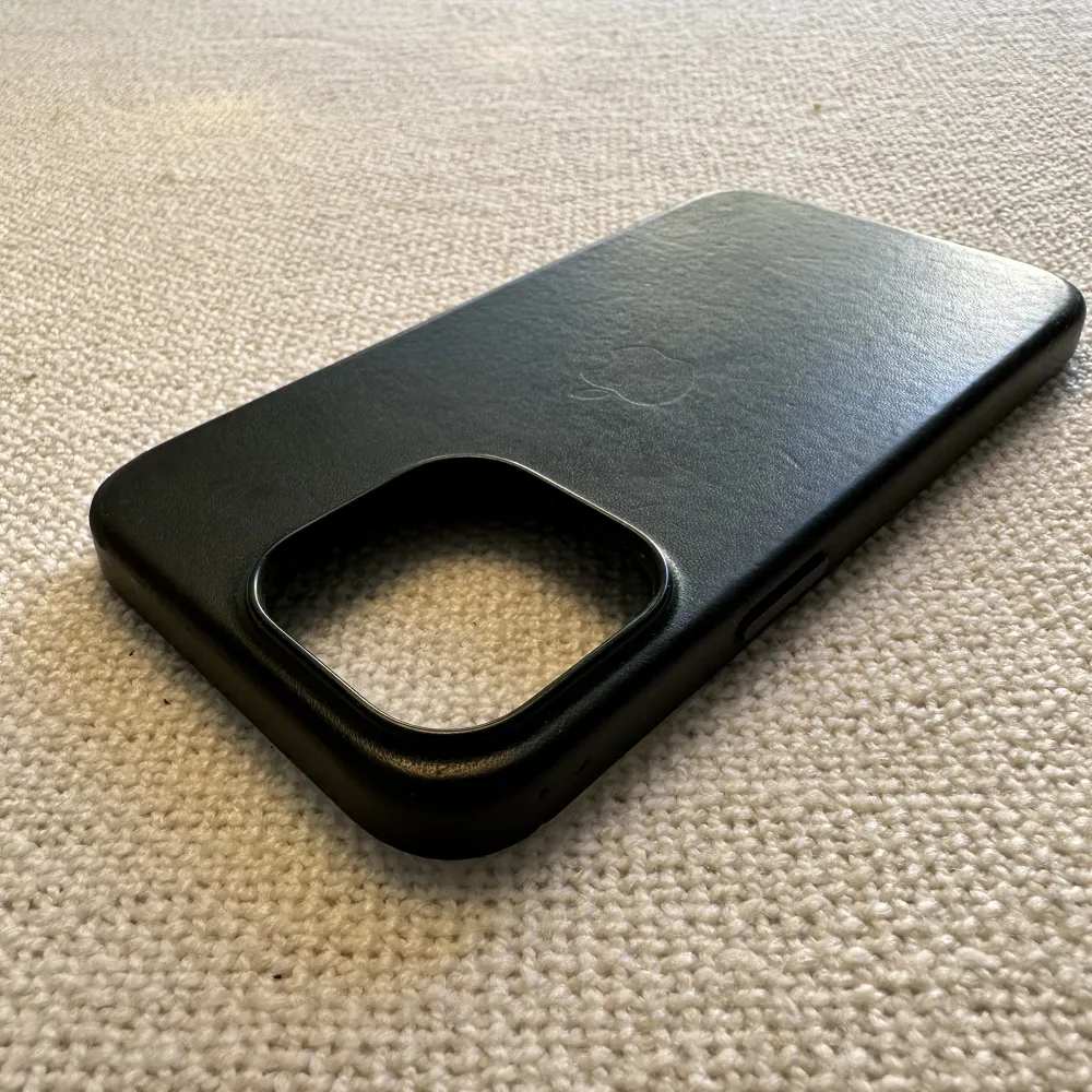 Apples leather case i Sequoia grönt. Grönt Läderskal från Apple i använt skick. Passar iPhone 13 pro Nypris 795kr. Accessoarer.