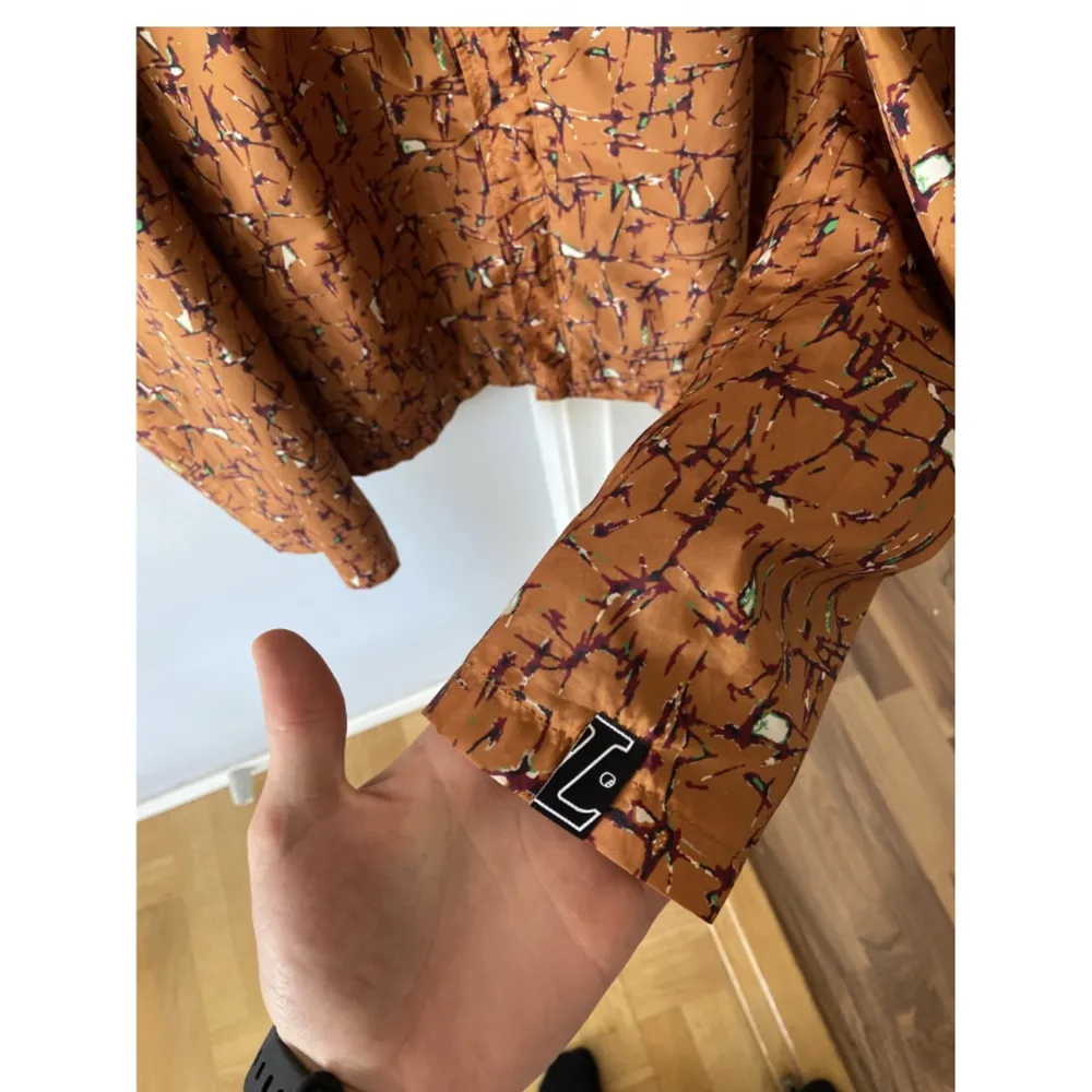 Lanvin cracked paint jacka i storlek L, jackan är oversized. Köptes från flannels och har bara använts några få gånger.. Jackor.