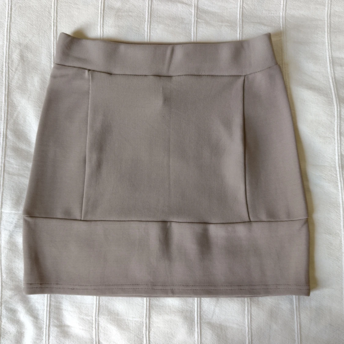 Beige figursydd och elastisk minikjol, storlek 36 - 91