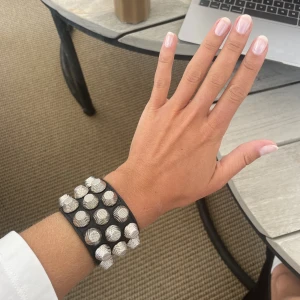 Balenciaga armband 💕 - Super coolt balenciaga armband💕 Använt fåtal gånger så i princip nytt skick 🫶🏻 Strl S