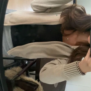 Beige zip tröja - En sjukt fin tröja med dragkedja nu till hösten🍂☺️❤️‍🔥