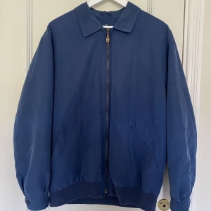 Jacka - Snygg mörkblå jacka från Melka. Står ingen storlek i men skulle säga att den sitter som en L, men funkar även till M. Köparen står för fraktkostnad🤍