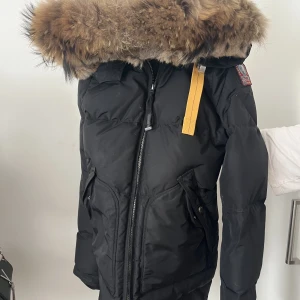 Para jumper - Jackan är knappt använd är i god skick, säljer den för jag knappt använder jackan har fortfarande prislappen kavr, rökfri är de. I storlek XS. Kan mötas upp.