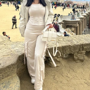 Jumpsuit från PLT - Super snygg beige jumpsuit från PrettyLittleThing! Sitter jättebra. Storlek S. Satin material med korsett och cargo stil på byxorna.  Använd 1 gång🤍 Köpt för 40 pund dvs ca 557 kr. 