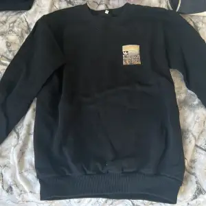 Fin adidas sweatshirt! Svart och enkel, storlek M men lite mindre i storleken så det passar båda S/M