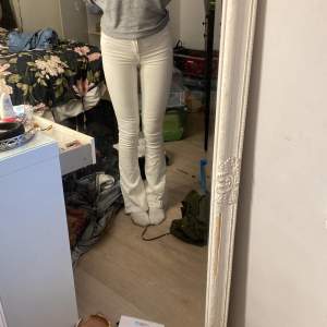 Vita Jeans från bikbok väldigt stretchiga använda enstaka gånger