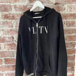 Valentino zip-hoodie i storlek large. Nypris ligger på ca 7000kr. Skicket är 9/10, använd ca 5-10 gånger.  Kan tänka mig gå ner i pris vid snabb affär. 