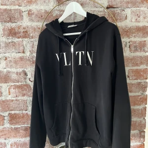 Valentino Hoodie  - Valentino zip-hoodie i storlek large. Nypris ligger på ca 7000kr. Skicket är 9/10, använd ca 5-10 gånger.  Kan tänka mig gå ner i pris vid snabb affär. 